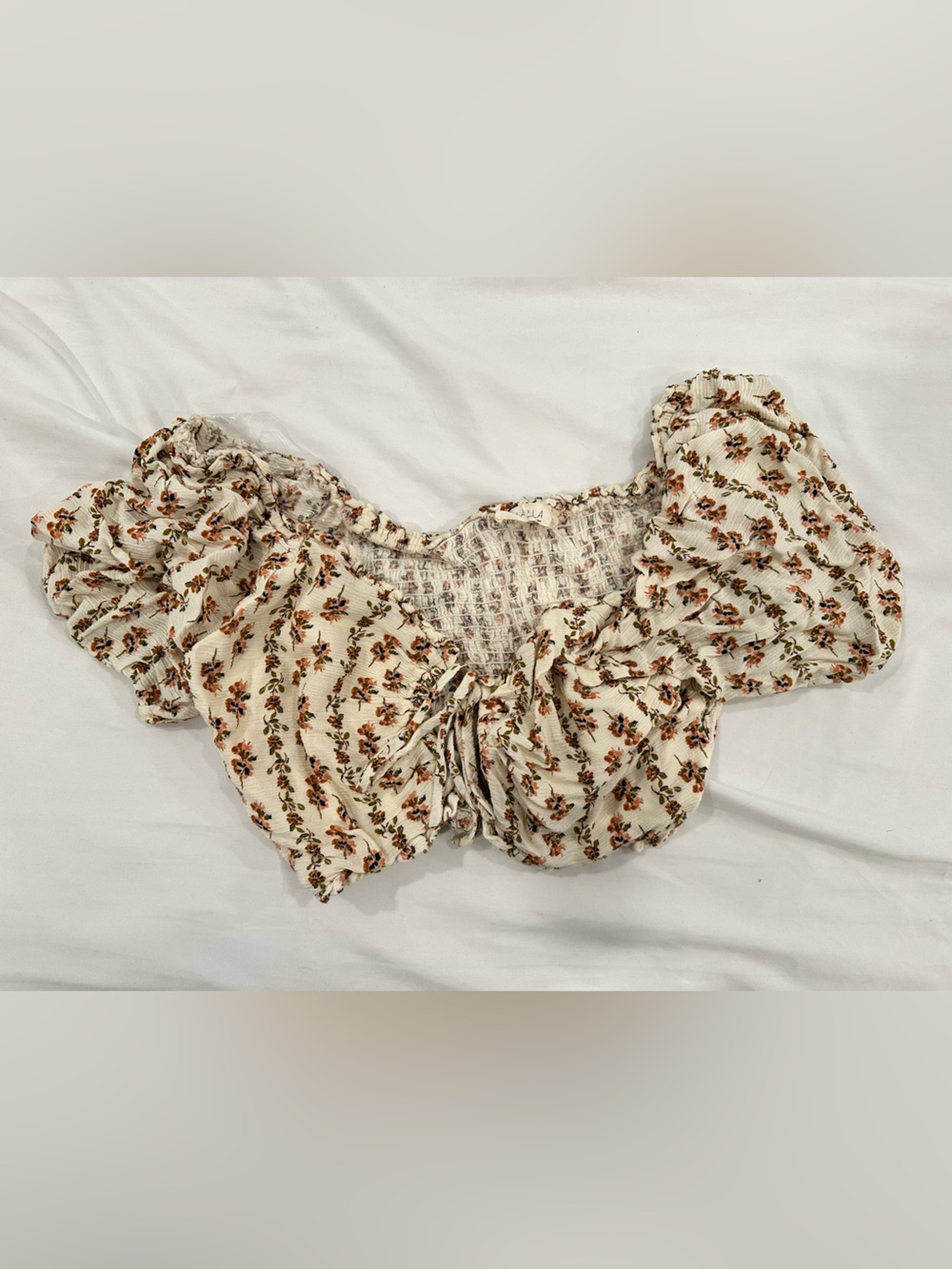 ILLA ILLA Cream Floral Puff Sleeve Crop Top